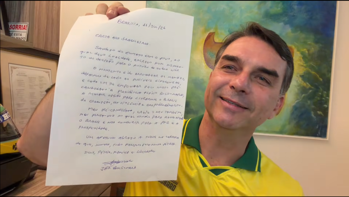 Flávio Bolsonaro critica decisão de Moraes e afirma que medida busca interferir nas eleições